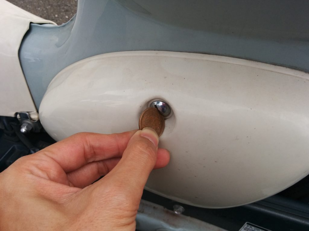 リトルカブ ウインカー 交換 車載工具 10円玉であける