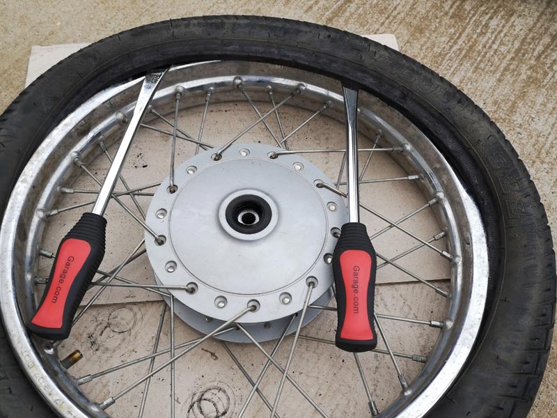 リトルカブ タイヤレバーでタイヤを外す