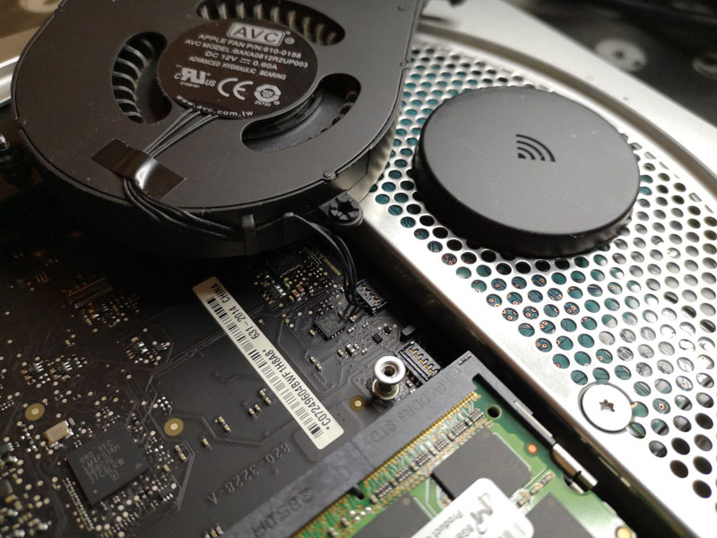 mac mini ファンのコネクタ