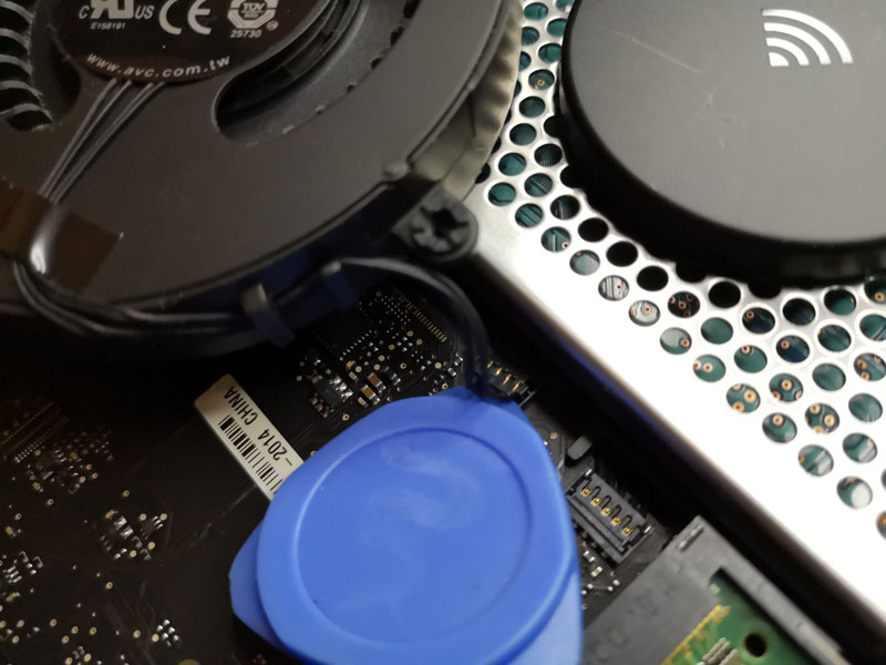 mac mini ファンのコネクタを外す