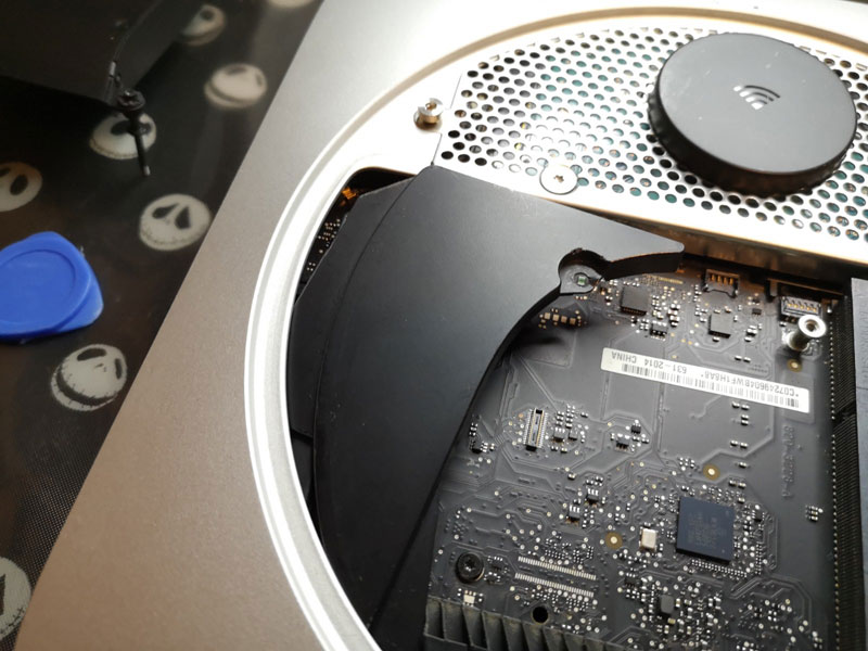 mac mini ファン横のカバーを外す
