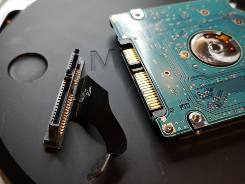 内蔵HDDからコネクタを取る macmini
